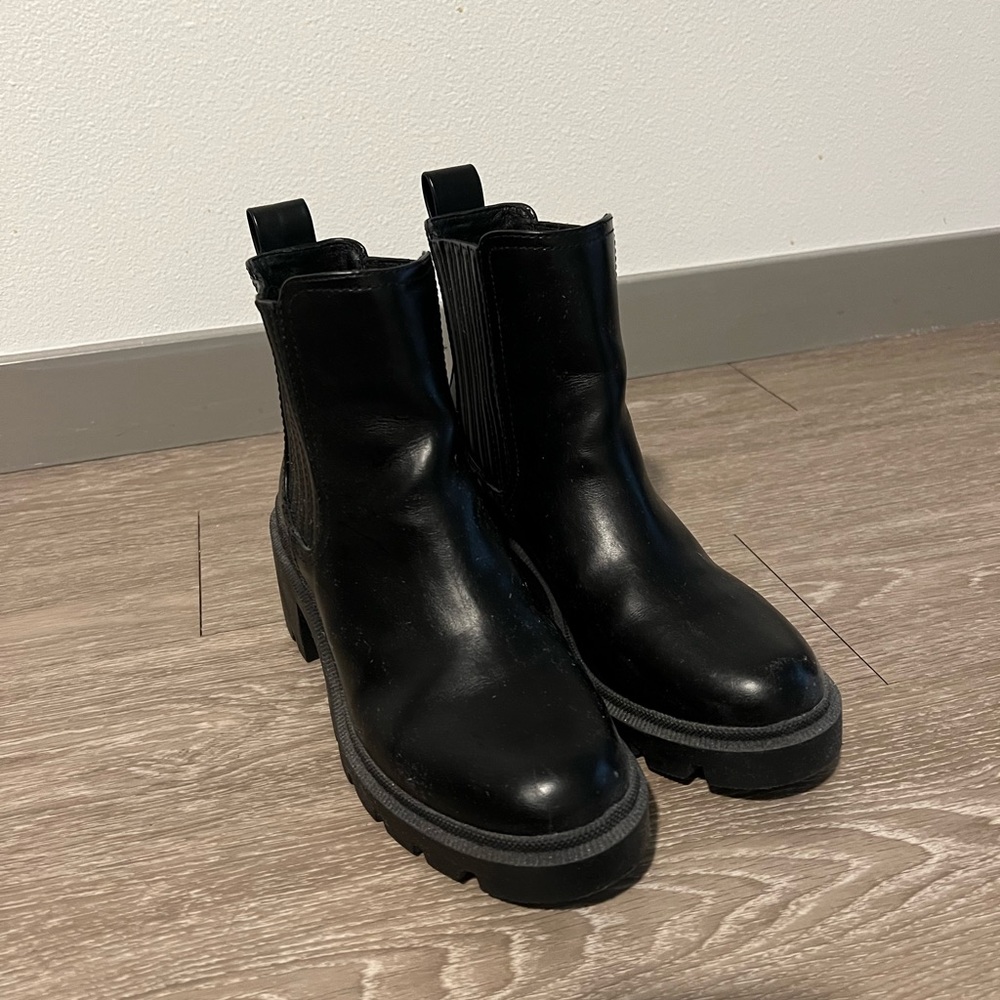 universal thread chelsea boots